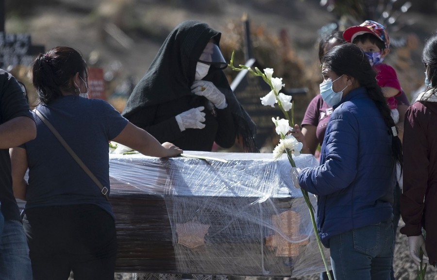 México está padeciendo una escasez de certificados de defunción, otro indicador de que el país ha sufrido un número mayor de muertes por la propagación del nuevo padecimiento covid-19 que el que hasta ahora han reportado las autoridades. Foto AP/Marco Ugarte