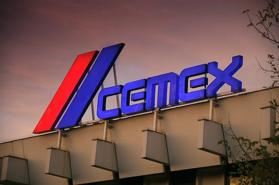 Cemex espera cerrar 2020 con dos mil 350 millones de dólares de flujo operativo, un incremento de 4% en términos comparables o prácticamente sin cambios con respecto a 2019, sin considerar el ajuste por tipo de cambio. Foto archivo
