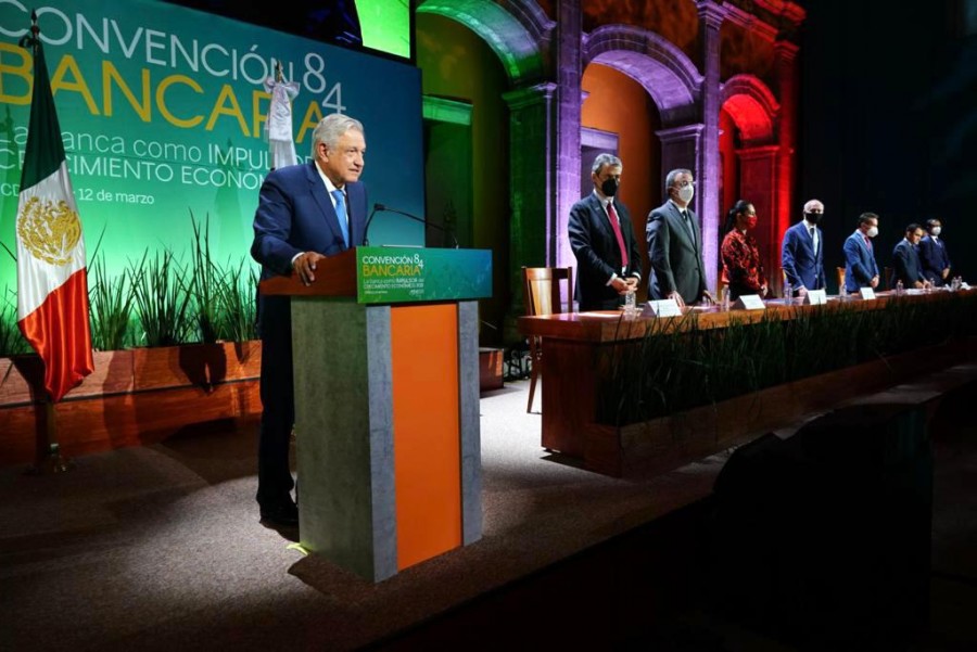 López Obrador se comprometió a no cambiar las reglas del sector financiero para que pueda continuar operando sin trabas en el país. Foto Asociación de Bancos de México.