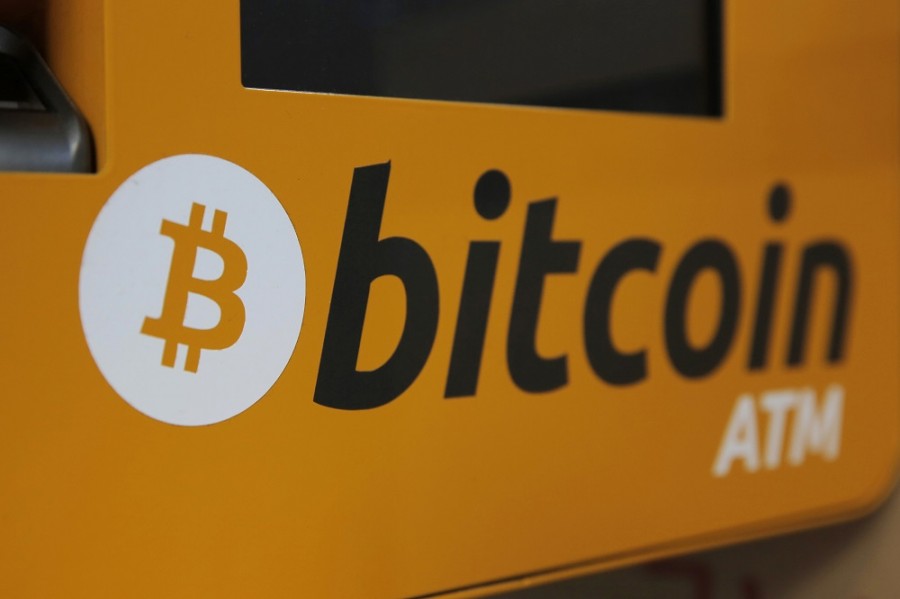 El logo de bitcoin apareció en un cajero automático de en Hong Kong, mientras que acá Banco Azteca dijo que podría ser la primera institución bancaria en México en aceptar operaciones con esa criptomoneda. Algo que disparó una reacción negativa de las autoridades financieras del país. Foto AP/Kin Cheung