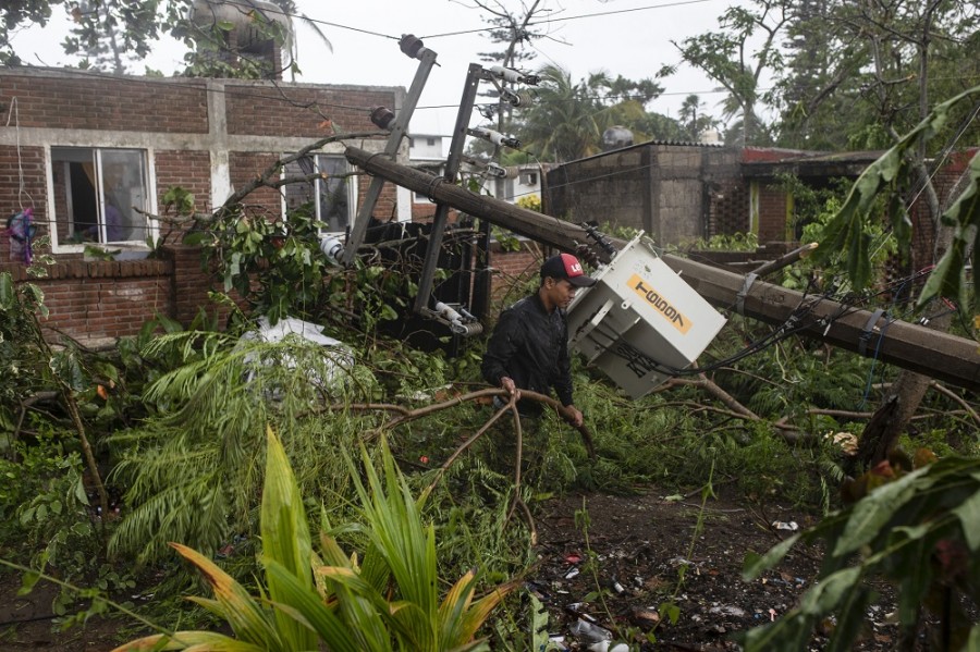Los desastres naturales de agosto y septiembre dejaron daños en más de 144 mil viviendas de todo el país. Foto AP/Felix Marquez