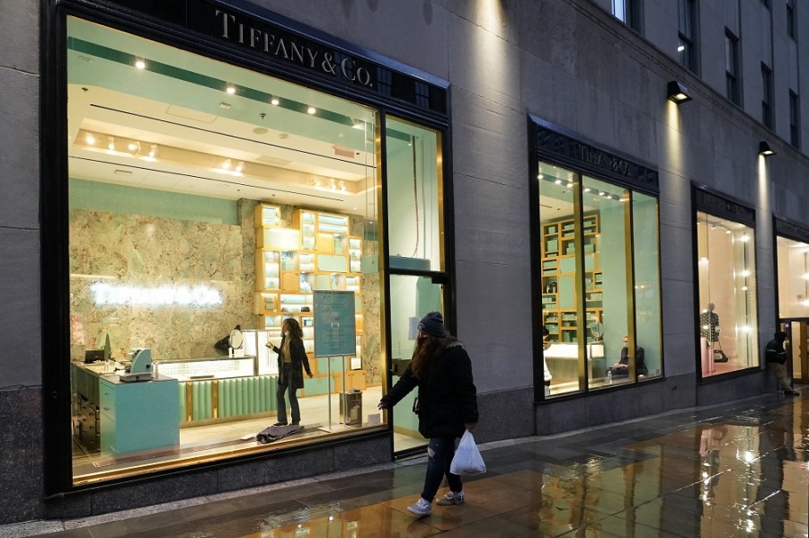 La compra de la cadena de joyería estadounidense, Tiffany & Co., por parte de empresa francesa de productos de lujo o alta gama LVMH Moët Hennessy Louis Vuitton no ha sido fácil por las diferencias culturales que existían al interior de cada compañía y el cambio de visión sobre el negocio. Foto AP/Kathy Willens.