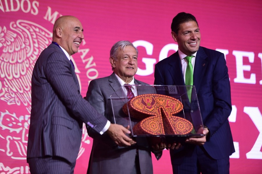 Banorte, el banco más grande del país con su sede corporativa en la capital de México, es la institución favorita en el sondeo mensual de Infosel, para ganar la subasta de los activos en el país que en breve pondrá a la venta el banco estadounidense Citigroup. En la imagen de 2019 están el director general de Banorte, Marco Ramírez (izquierda), el presidente Andrés Manuel López Obrador y Carlos Hank Gonzálex, presidente del consejo de administración de la institución financiera. Foto AP/Oficina de la Presidencia