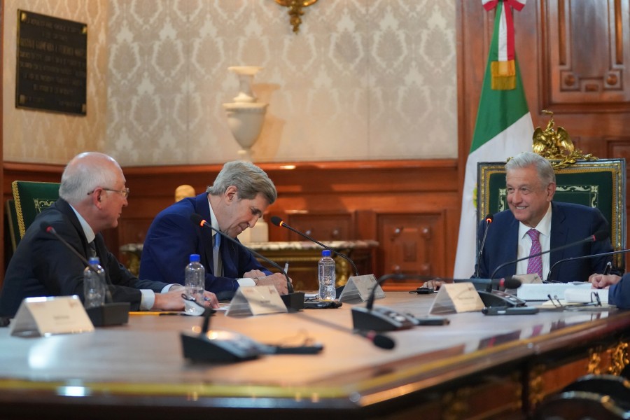 El presidente Andrés Manuel López Obrador tuvo un encuentro con el enviado especial de Estados Unidos para el cambio climático, John Kerry, y el embajador  Ken Salazar para dialogar sobre la reforma eléctrica. Foto Oficina de la Presidencia