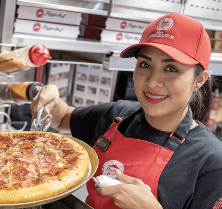 La compañía dijo que su sistema de franquicias permite la apertura de hasta tres nuevas ubicaciones para cada una con una inversión unitaria de 4,8 millones de pesos ($243.000) con un contrato de operación de 10 años y una franquicia de $27 mil.  Foto Pizza Hut.