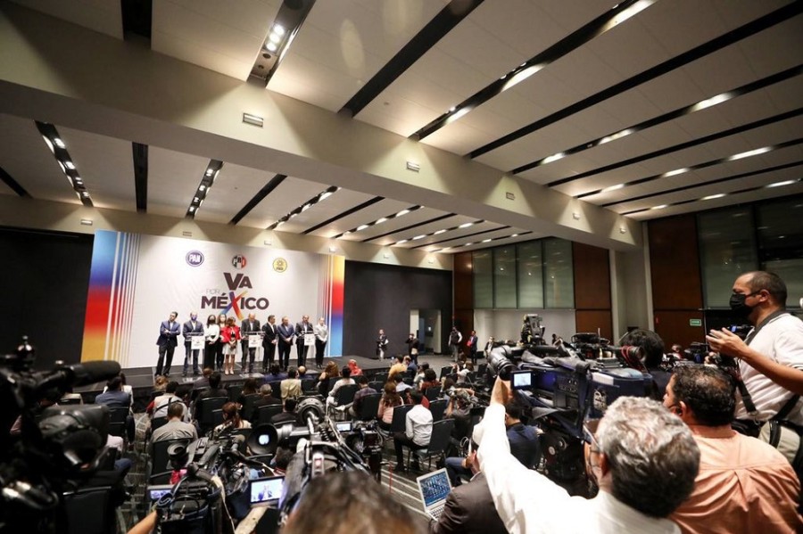 La coalición Va por México, conformada por los partidos Acción Nacional (PAN), de la Revolución Democrática (PRD) y Revolucionario Institucional (PRI) reafirmaron que votarán en contra de la reforma eléctrica propuesta por el presidente Andrés Manuel López Obrador por considerar que es un peligro para la inversión extranjera en el sector y para los consumidores y empresas dependientes del fluido eléctrico. Foto Twitter/Marko Cortés