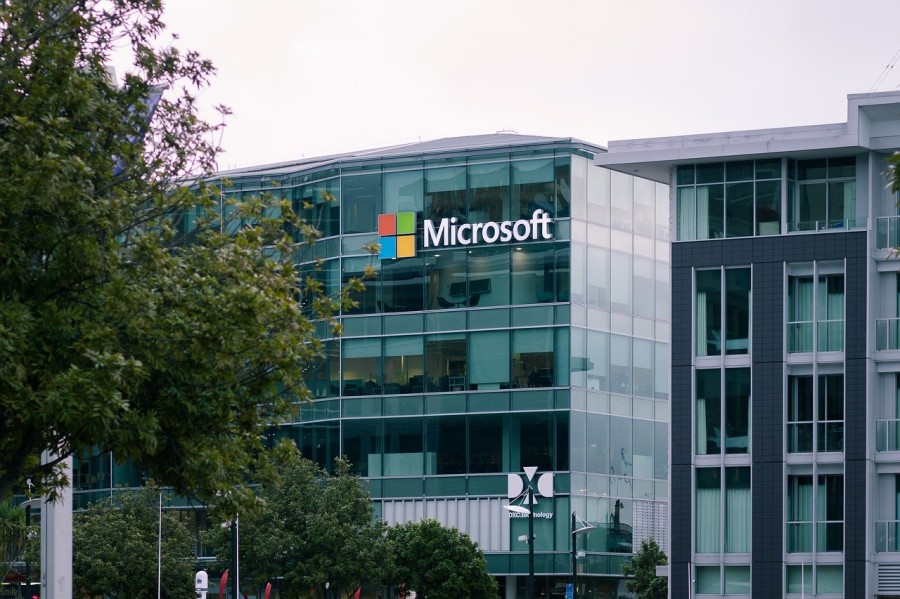 Microsoft reportó ingresos por 49 mil 400 millones de dólares en los primeros tres meses de 2022. Foto Archivo
