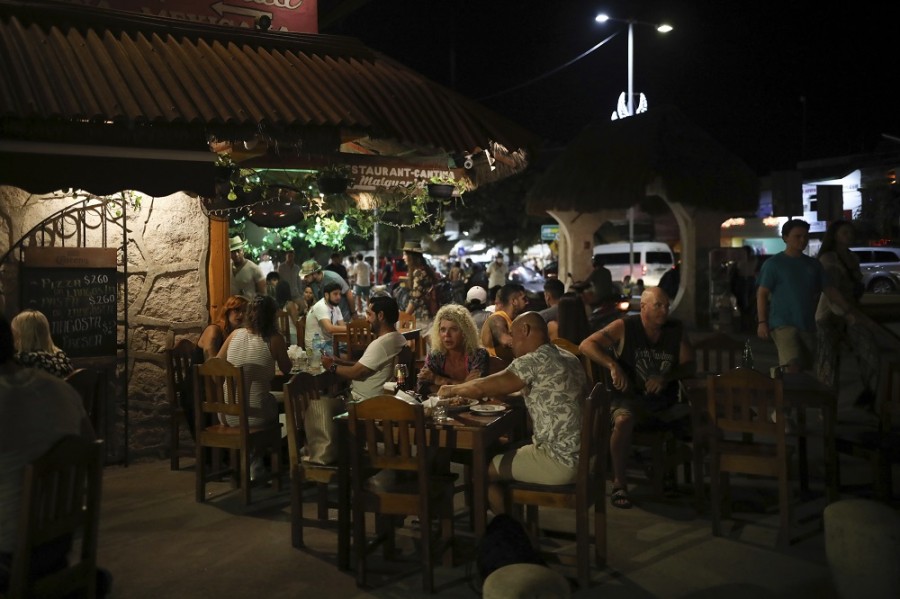 Un grupo de turistas cenan en la ciudad turística de Tulum, en Quintana Roo, gracias al fin de las restricciones a la movilidad impuestas por la pandemia. Foto AP/Emilio Espejel