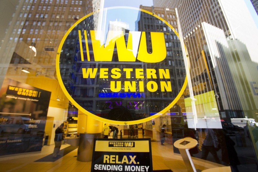 Con este acuerdo, los clientes de Estados Unidos ahora pueden enviar dinero a México a través de cualquier canal de Western Union, incluyendo WU.com, la aplicación móvil o en cualquier punto de venta para que los destinatarios puedan recibir los fondos a través de su teléfono utilizando su cuenta PagaPhone SmartPay. Foto AP/Mark Lennihan.