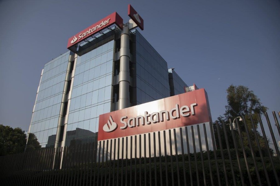 A principios de este mes, un reporte de la agencia Bloomberg News reveló que existían varias ofertas para adquirir las divisiones de consumo y empresarial de Grupo Financiero Citibanamex, entre ellas de Banorte, Inbursa, Santander --el único postor extranjero-- y Banca Mifel. Foto Santander México.