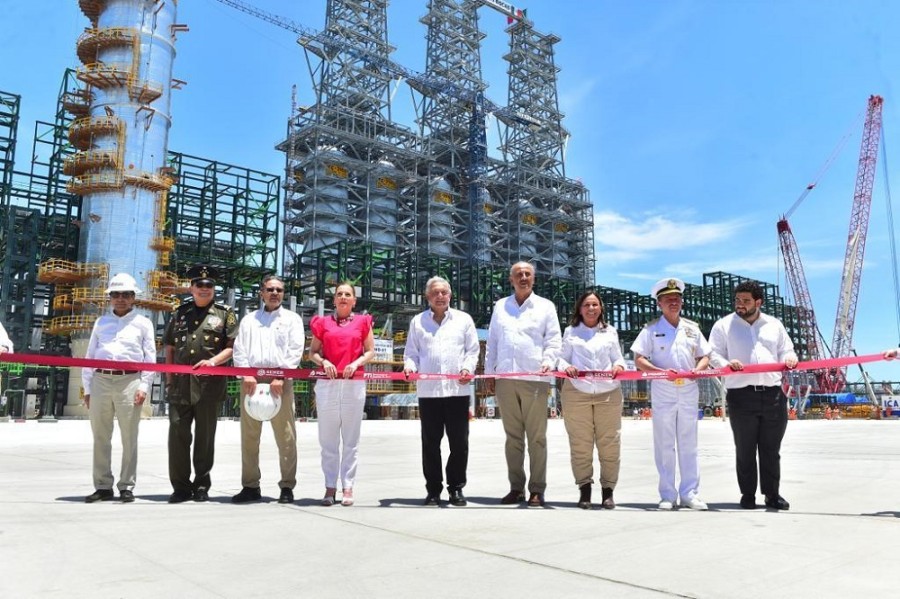 La refinería Olmeca comenzará a partir de hoy un periodo de prueba que durará aproximadamente seis meses, antes de empezar su producción de combustibles. Foto Presidencia de México.