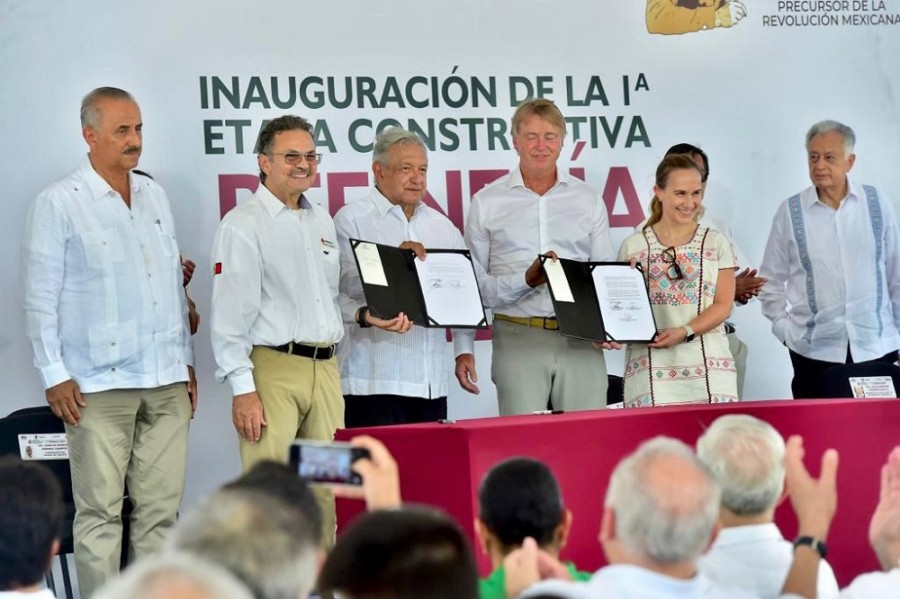 La petrolera estatal Pemex acordó invertir mil 500 millones dólares en reanudar la explotación del campo Lakach, ubicado en aguas profundas de Veracruz, cuyos trabajados fueron suspendidos hace seis años. Foto Presidencia de México.