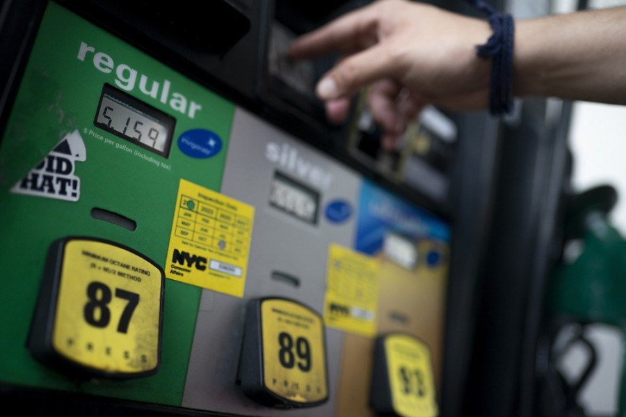 La inflación en EUA escala a un nuevo máximo desde finales de 1981 por las recientes presiones en alimentos y gasolinas. Foto AP/John Minchillo