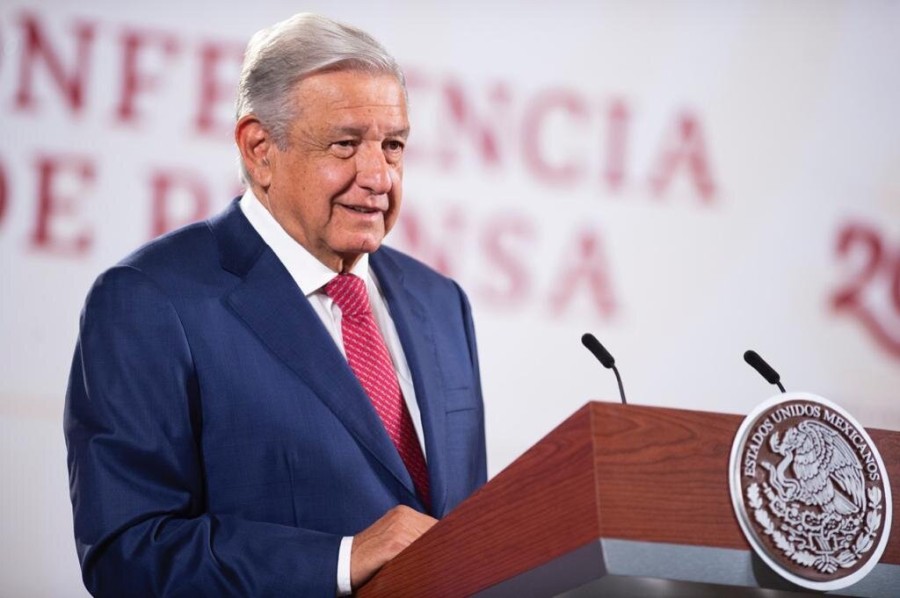 El presidente dijo que las obras para reforzar la cimentación de la terminal 2 del AICM tendrán un costo promedio de 620 millones de pesos. Foto Presidencia
