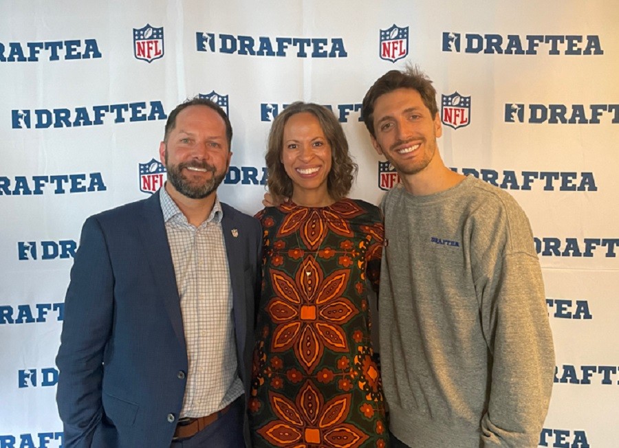 Luis Martínez, director senior de mercadotecnia y ventas de la NFL; Terése Whitehead, vicepresidenta de producto y estrategia de NFL Players Inc, el área de mercadotecnia y licencias de la NFLPA;  y Alán Jaime Misrahi, director de Draftea. Foto Draftea