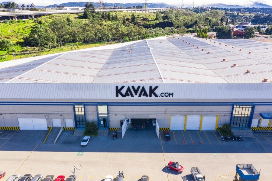 Kavak firmó con HSBC México un contrato que incluye la cesión de derechos de cobro de la startup por los créditos que otorga a sus clientes para la compra de unidades. Foto Kavak