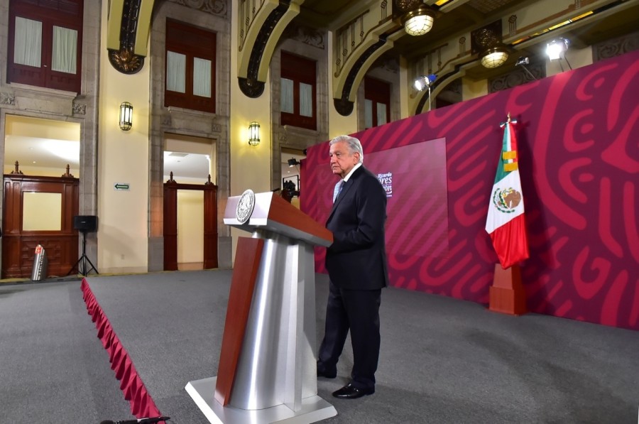 El presidente Andrés Manuel López Obrador confirmó que la Secretaría de la Defensa Nacional se encuentra trabajando en un proyecto para la creación de una línea aérea que brinde servicios de transporte de pasajeros. Foto:  Presidencia