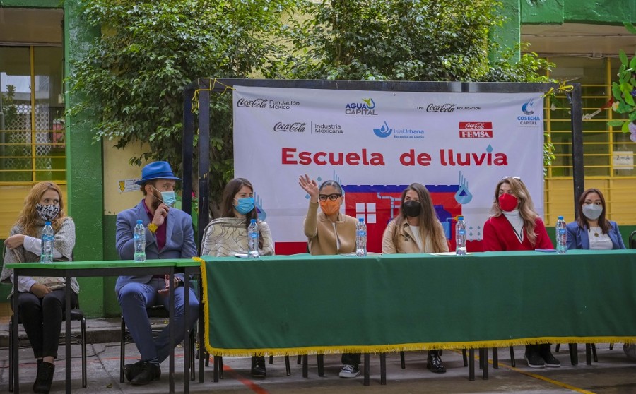 En la imagen la presentación de Escuela de lluvia, una de las iniciativas del sistema Coca-Cola para que escuelas de nivel secundaria recolecten agua de lluvia. Foto Fundación Coca-Cola