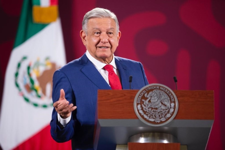 El presidente López Obrador dice que su administración evalúa comprar los derechos de marca de la extinta Mexicana de Aviación. Foto Presidencia