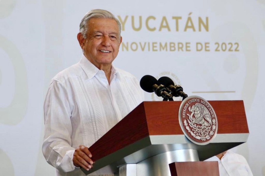 López Obrador dijo que su gobierno negocia con los trabajadores y jubilados de Mexicana la adquisición de la marca, como parte del plan para ofrecer una opción más barata para viajeros en México. Foto Presidencia de México