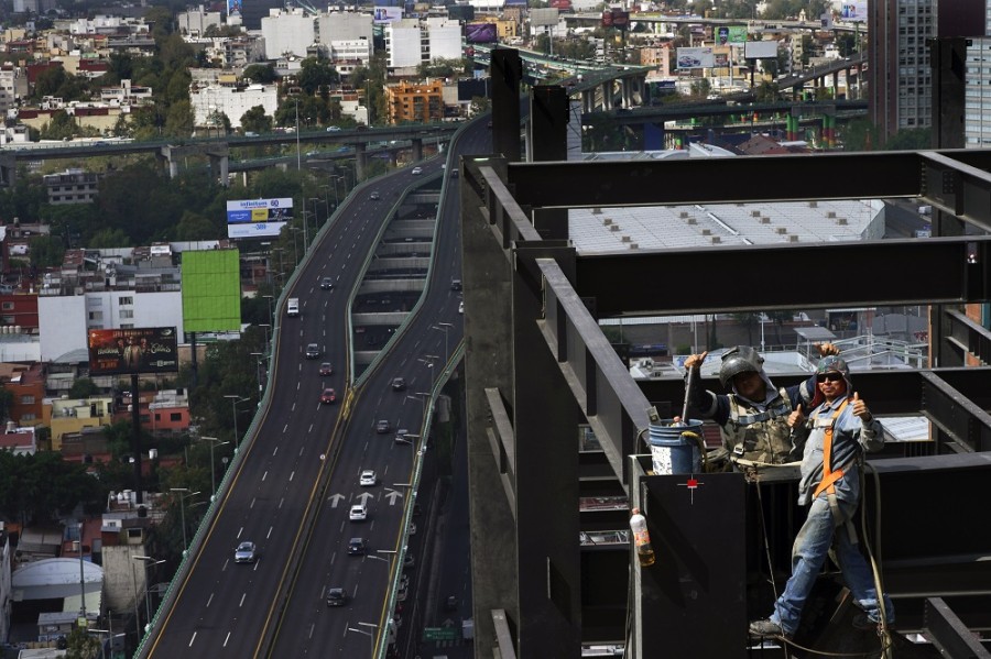 La economía mexicana ajusta a la baja el desempeño del PIB en el 3T, aunque mejora la cifra a tasa anual. Foto AP/Marco Ugarte