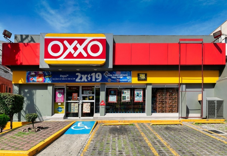 Oxxo e Intouch.com sellaron una alianza enfocada en publicidad, que comenzará en más de mil tiendas de la cadena el próximo año. Foto Femsa
