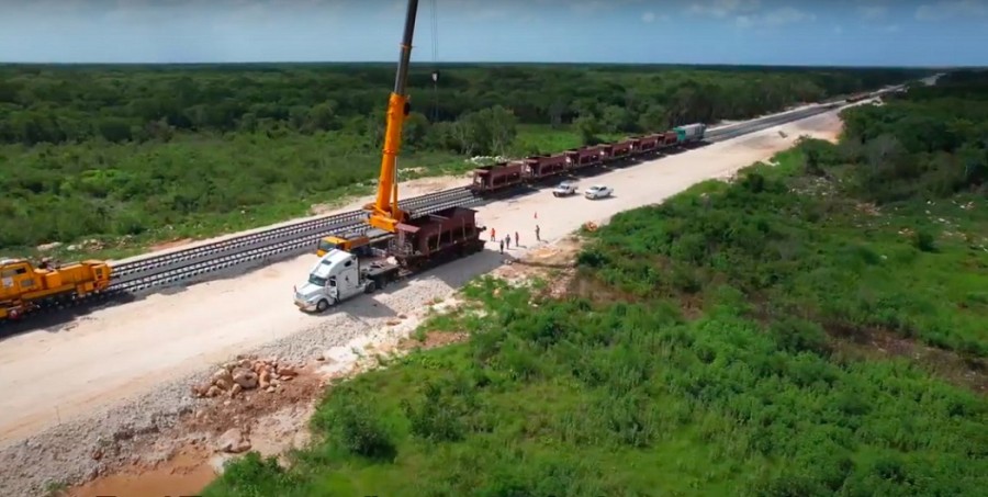 El mandatario dijo que su gobierno está negociando con la empresa el monto de la indemnización que recibirá por la terminación anticipada del contrato para realizar la obra entre los municipios de Tulum y Cancún que tiene una extensión de 120 kilómetros. Foto Twitter / @TrenMayaMX