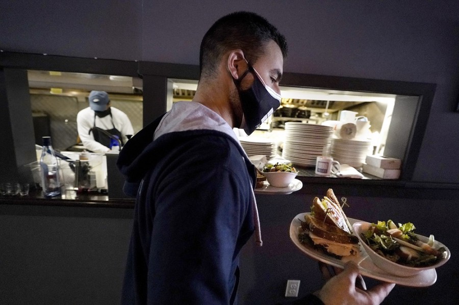 El empleo en EUA desacelera durante noviembre, aunque queda por arriba de lo esperado por los analistas. Foto AP/Steven Senne