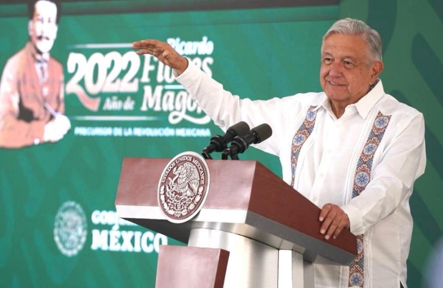 López Obrador dijo que, de manera paralela, su gobierno negocia con los trabajadores y jubilados de Mexicana la adquisición de la marca de la extinta aerolínea Mexicana de Aviación como parte del plan para ofrecer una opción más barata para viajeros en México. Foto Presidencia de México