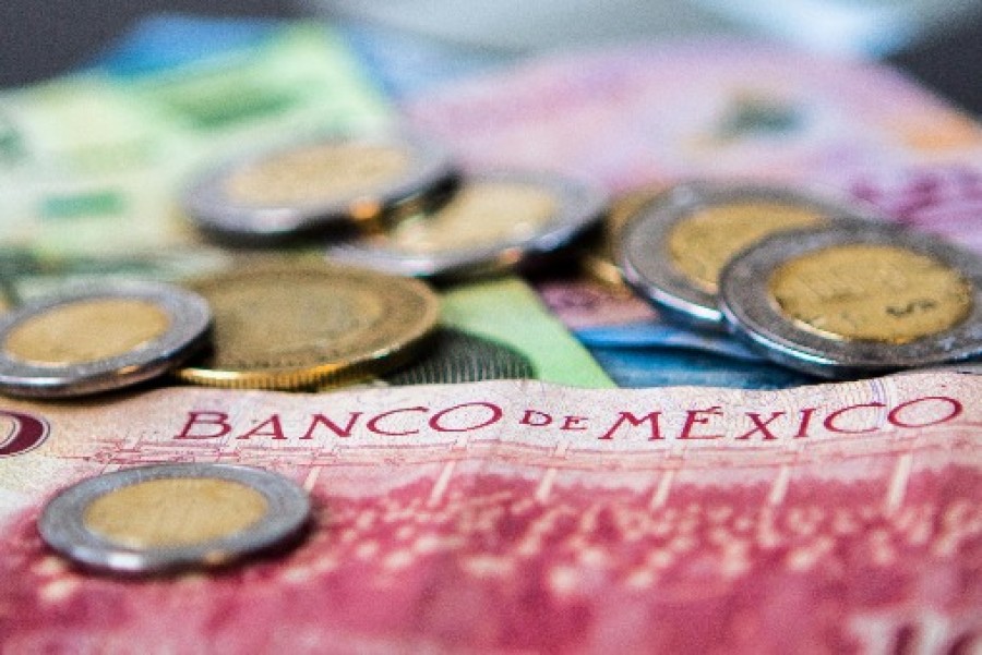 El peso mexicano se alejó de las 19 unidades por dólar por primera vez en casi tres años. Foto archivo