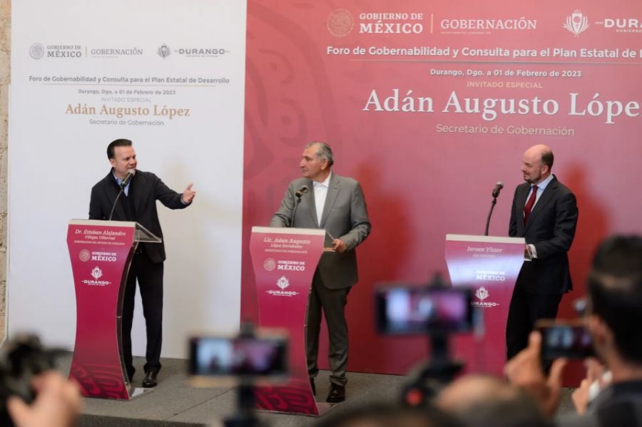 De izquierda a derecha: Esteban Villegas, gobernador de Durango; Adán Augusto López, secretario de Gobernación de México, y Jeroen Visser, miembro de la junta directiva de Tarafert, durante el anuncio oficial de la inversión de la empresa para construir una planta de fertilizantes en Ciudad Lerdo. Foto Gobierno de Durango