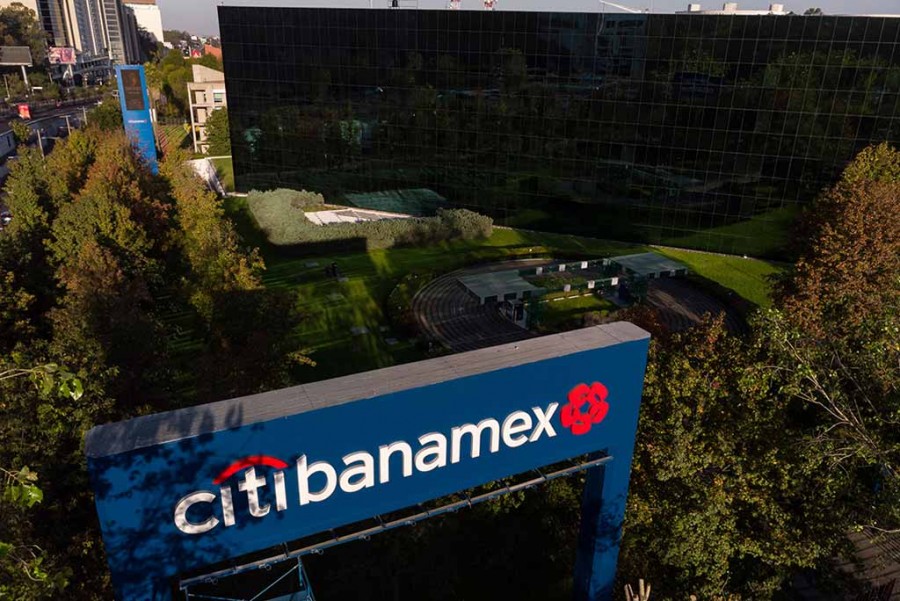 Grupo México, el conglomerado dirigido por el magnate Germán Larrea, está negociando el porcentaje de Banamex que Citigroup mantendría. Foto Citibanamex
