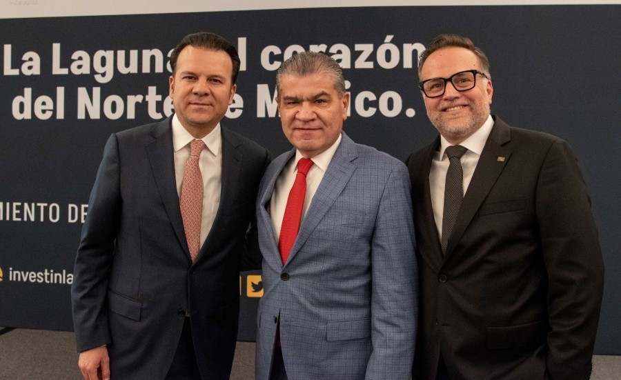 Esteban Villegas, gobernador de Durango (izq.); Miguel Ángel Riquelme, gobernador de Coahuila (al centro), y Jorge Pérez, presidente de Fomec (der.), durante la presentación de la marca estratégica regional Invest in La Laguna. Foto Archivo