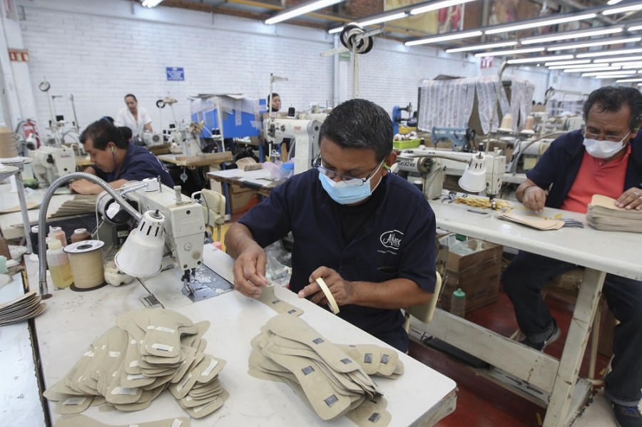 El nearshoring podría impulsar un crecimiento de hasta 8% del producto interno bruto de México en los próximos seis años, dijeron economistas de Santander. Foto AP/Mario Armas