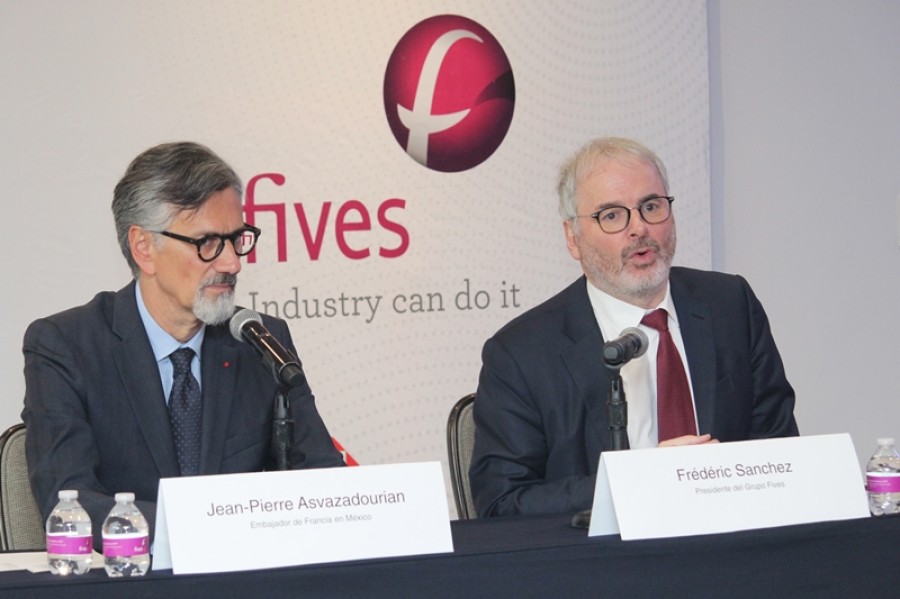 Frédéric Sanchez, presidente de Grupo Fives (der.), junto a Jean-Pierre Asvazadourian, embajador de Francia en México, durante el anuncio de inversión de la empresa para construir una planta en Coahuila. Foto Archivo