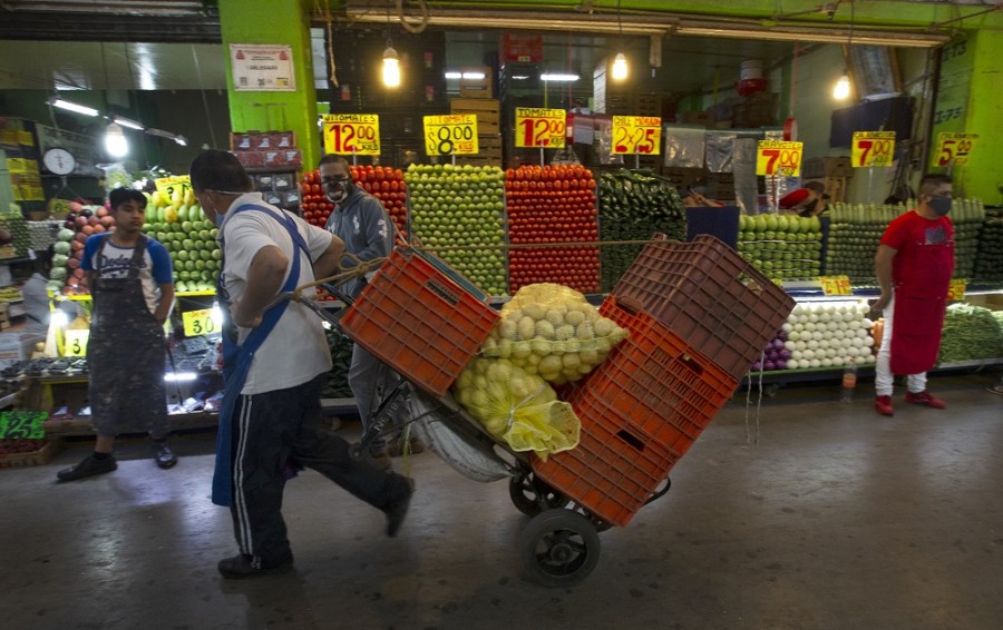 La inflación en México desacelera en febrero a su menor nivel en 11 meses a tasa anual. Foto AP/Marco Ugarte