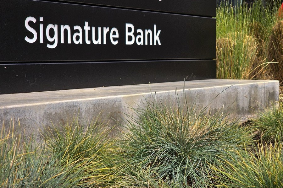 Los analistas de esa agencia agregaron que los principales bancos de la región tienen una base estable de depósitos y franquicias sólidas que deberían mitigar la volatilidad de los depósitos, aunque las instituciones financieras de menor tamaño y concentradas en las fintechs pueden sufrir los efectos del colapso, en la banca regional estadounidense. Foto AP/Damian Dovarganes