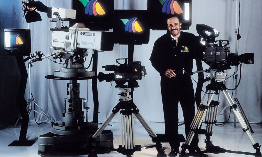 Ricardo Salinas se fotografía a inicios de la década de 1990 en medio del equipo de grabación de la naciente TV Azteca. Treinta años después se enfrenta a diversos retos. Foto del blog de Ricardo Salinas Pliego