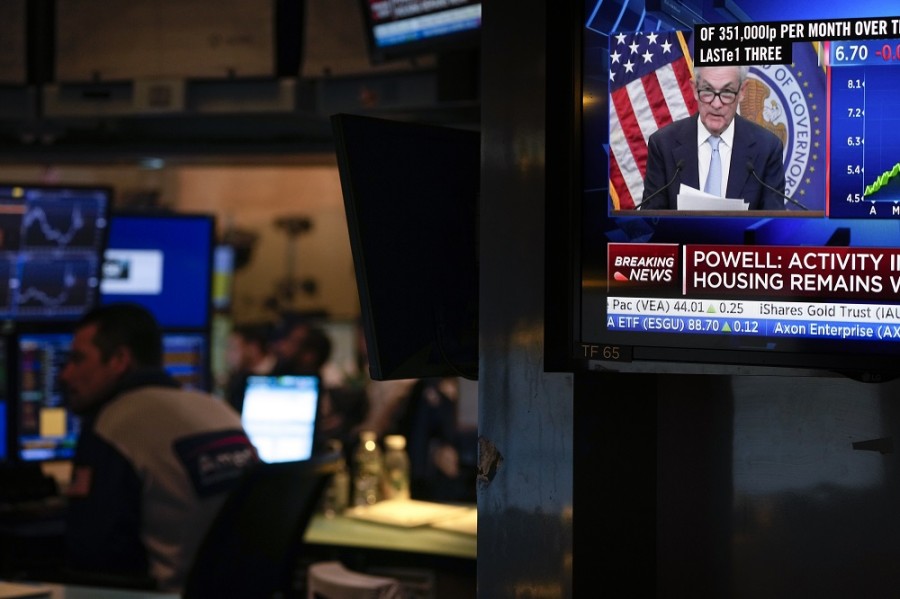 Un operador en los pisos financieros de Wall Street trabaja mientras Jerome Powell, el presidente de la Fed, ofrecía su última conferencia de prensa tras el alza de tasas de interés en EUA. Foto AP/Seth Wenig
