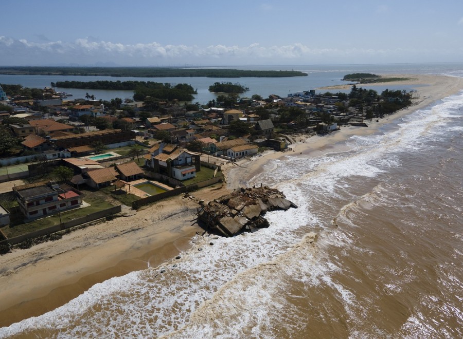 La costa de Atafona, Brasil ha retrocedido unos 5.5 metros en la desembocadura del río Paraíba donde habitan cerca de siente mil personas. Foto de AP/Silvia Izquierdo