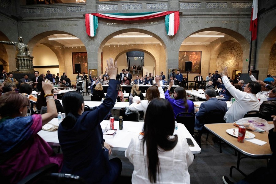 Morena y sus aliados políticos sesionaron la noche del viernes en la llamada Antigua Casona de Xiconténcatl, en el centro de Ciudad de México, luego de que los partidos de oposición tomaran la tribuna de la nueva sede de la Cámara Alta un día antes. Foto Senado de la República