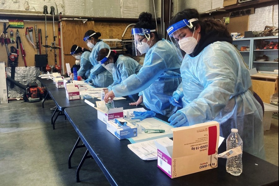 Un grupo de trabajadores de la salud responsable de realizar pruebas a migrantes para detectar casos de covid-19 en Somerton, Arizona. Foto AP/Elliot Spagat