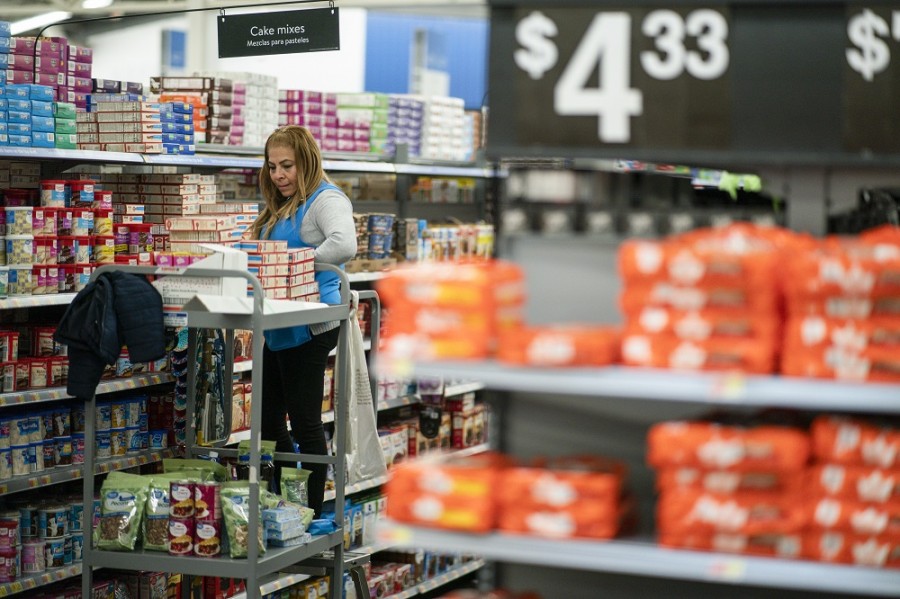 Una trabajadora de la cadena minorista Walmart Supercenter acomoda productos en una tienda de Nueva Jersey. Foto AP/Eduardo Munoz Alvarez