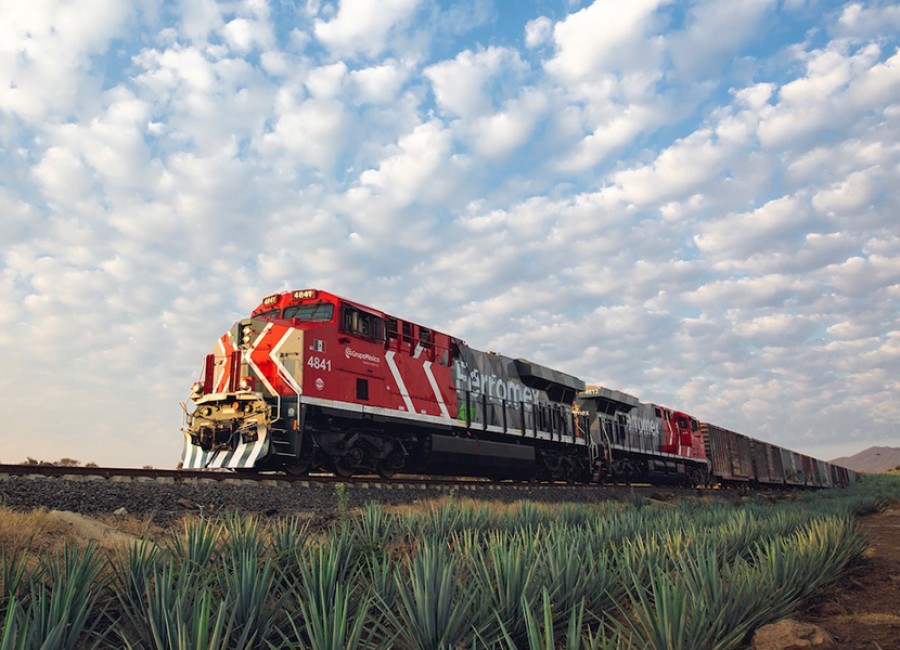 La empresa GMéxico Transportes dijo que continúa en negociaciones con el gobierno federal para resolver la disputa sobre la concesión del tramo ferroviario que va de Coatzacoalcos a Medias Aguas, mismo que fue ocupado por elementos de la Secretaría de Marina el 19 de mayo. Foto Ferromex