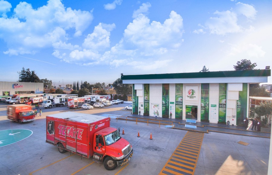 Femsa dijo que con esta nueva venta de acciones planea desinvertir aproximadamente 5.9% de su interés en Heineken, lo que le permitiría recabar aproximadamente tres mil 300 millones de euros. Foto Fibra HD