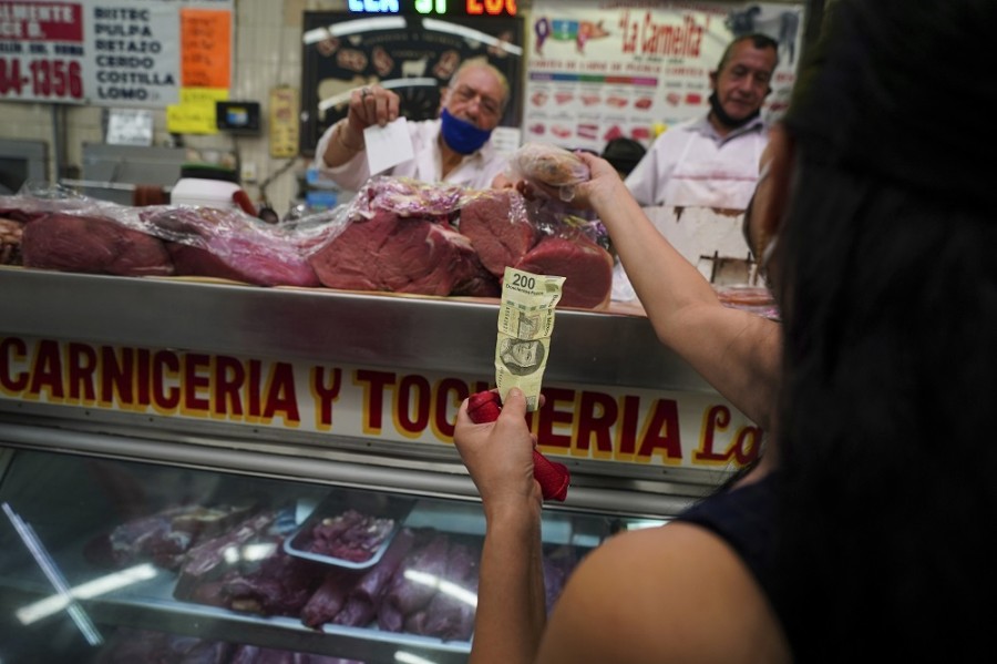 El consenso de analistas de bancos y casas de bolsa en México redujo su pronóstico sobre el avance de la inflación en 2023 y 2024. Foto AP/Fernando Llano