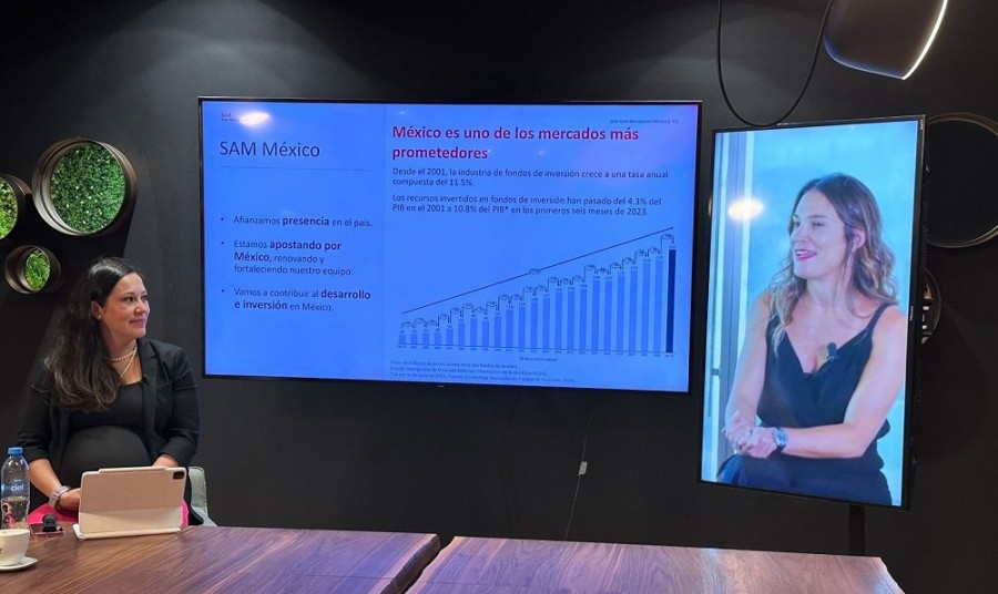 Cecilia Jiménez, directora ejecutiva de Santander Asset Management México (izq.), en conferencia junto a Samantha Ricciardi, directora global de la gestora de fondos del banco español. Foto archivo