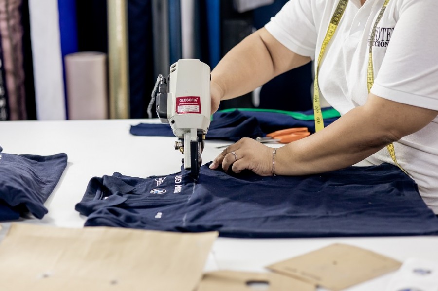 Una trabajadora de la planta de BMW Group en San Luis Potosí labora en la fabricación de uniformes de la compañía. Foto de BMW México