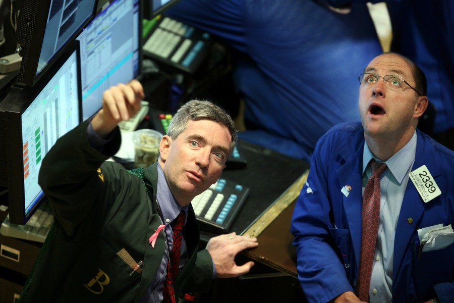 Los mercados de renta variable fueron los más afectados tras el recorte de Fitch a la nota soberana de Estados Unidos. Foto AP/David Karp