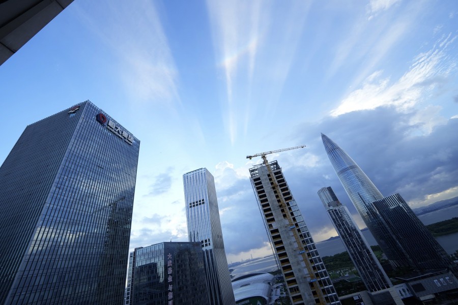 La sede de Evergrande, a la izquierda, se encuentra en Shenzhen, China. Foto AP/Ng Han Guan